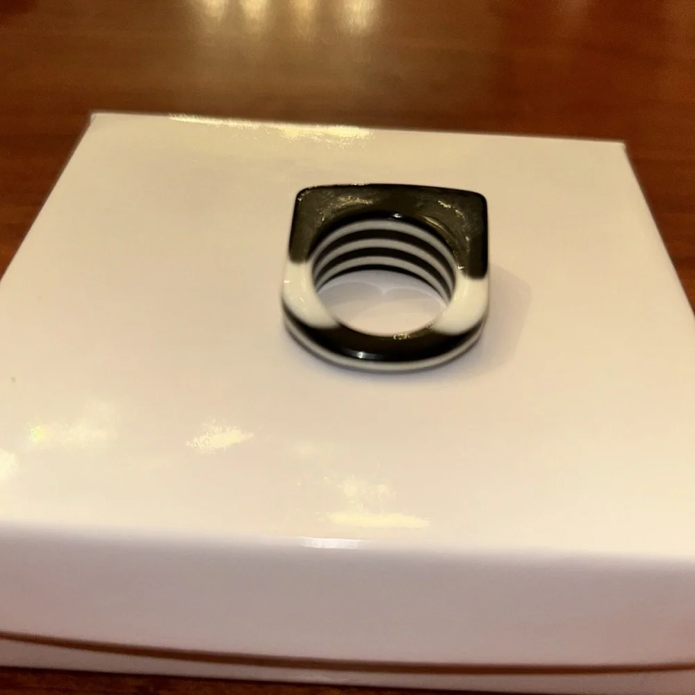 Modernist black white striped lucite ring vintage - Picture 2 of 5